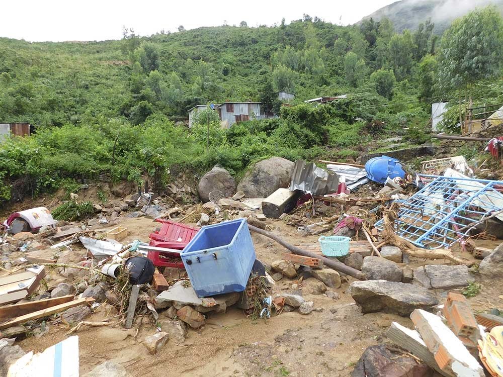 Tang thương ở Nha Trang: 12 người chết, xế hộp chìm nghỉm trong biển nước