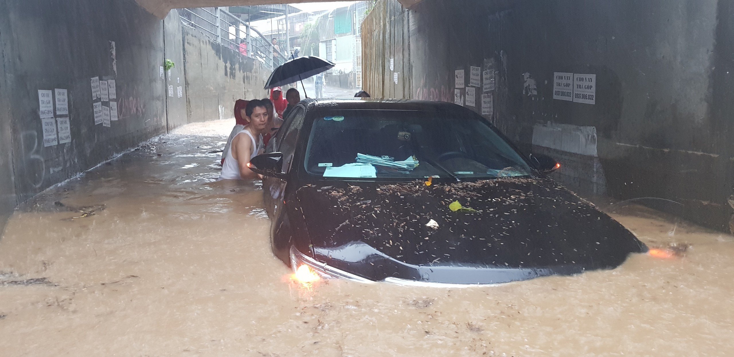 Tang thương ở Nha Trang: 12 người chết, xế hộp chìm nghỉm trong biển nước