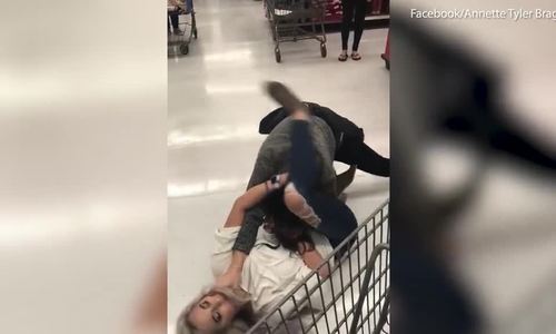Người Mỹ đánh nhau giành hàng giảm giá Black Friday