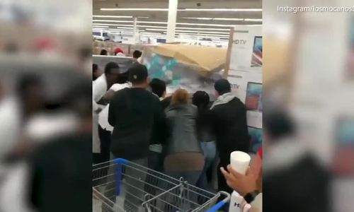 Người Mỹ đánh nhau giành hàng giảm giá Black Friday