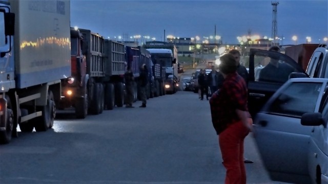 Các xe mang biển số nước ngoài phong tỏa biên giới - Bộ nội vụ Ukraine lên tiếng