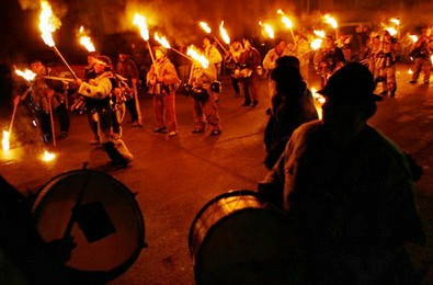 Các thành viên “Naskorpus”, “Nationalnưie Druzinưi” đốt đuốc trước toà nhà Quốc hội Ukraine