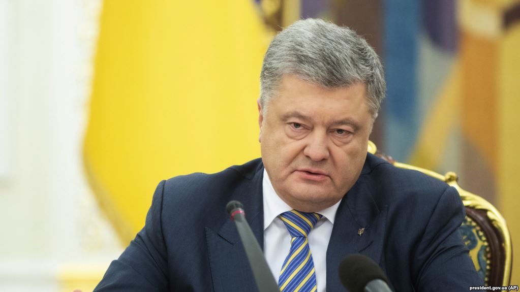 Tổng thống Poroshenko ký sắc lệnh về tình trạng thiết quân luật