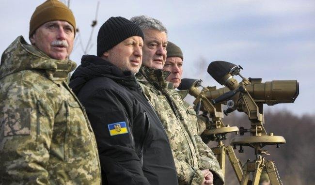 Tình trạng thiết quân luật: Tổng thống Poroshenko đề nghị hạn chế quyền tự do ngôn luận của công dân, biểu tình và tự do đi lại