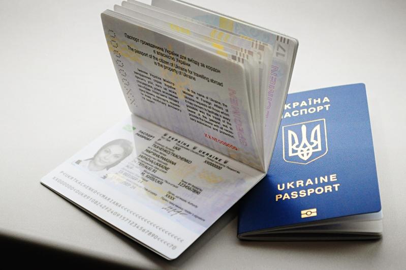 Ukraine: Từ đầu năm tới nay, hơn 4,5 triệu hộ chiếu sinh học ra nước ngoài được cấp