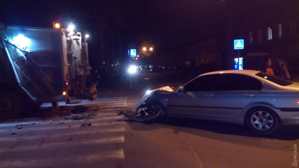 Odessa: BMW lao vào xe chở rác. Lái xe BMW đánh lái xe chở rác và vứt xe bỏ chạy