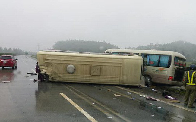 Hai ô tô khách đâm nhau lật ngửa trên cao tốc Nội Bài - Lào Cai