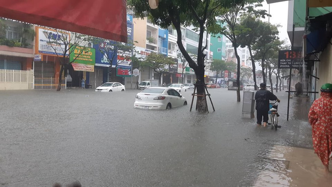 Đà Nẵng ngập sâu chưa từng có trong lịch sử: Giao thông tê liệt, hàng loạt phương tiện chết máy