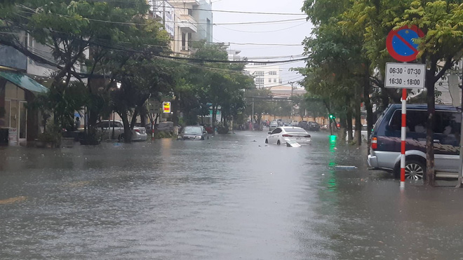 Đà Nẵng ngập sâu chưa từng có trong lịch sử: Giao thông tê liệt, hàng loạt phương tiện chết máy