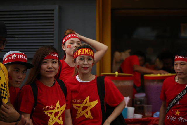 Cổ động viên Việt Nam đội mưa đến sân Bukit Jalil cổ vũ đội nhà