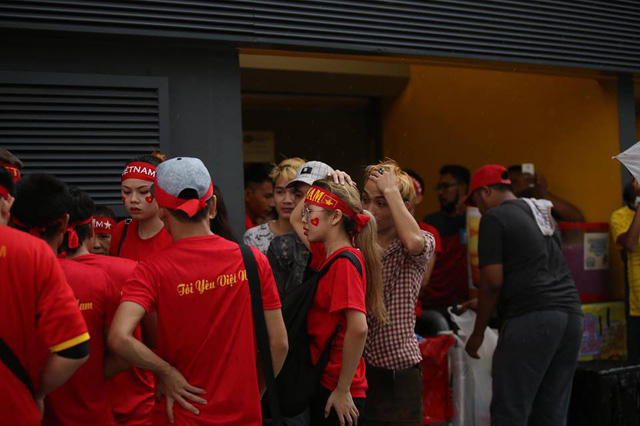 Cổ động viên Việt Nam đội mưa đến sân Bukit Jalil cổ vũ đội nhà