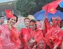 Cổ động viên Việt Nam đội mưa đến sân Bukit Jalil cổ vũ đội nhà