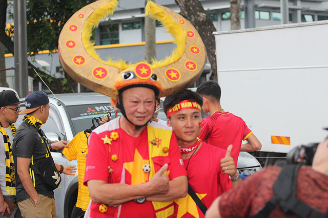 Cổ động viên Việt Nam đội mưa đến sân Bukit Jalil cổ vũ đội nhà