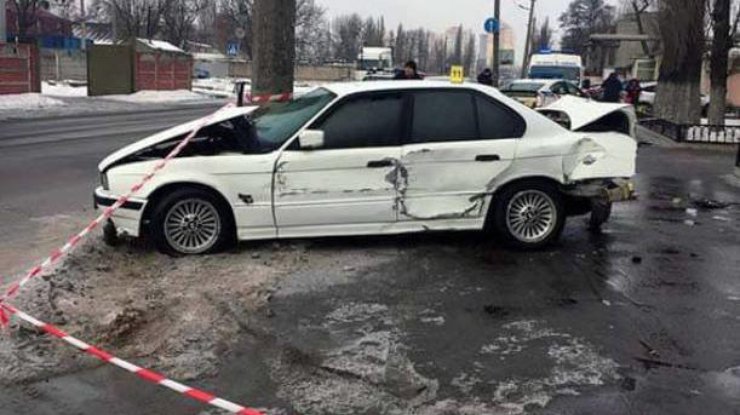 Kiev: Một phụ nữ say rượu, âm mưu cướp chiếc BMW và lao vào cột bê tông
