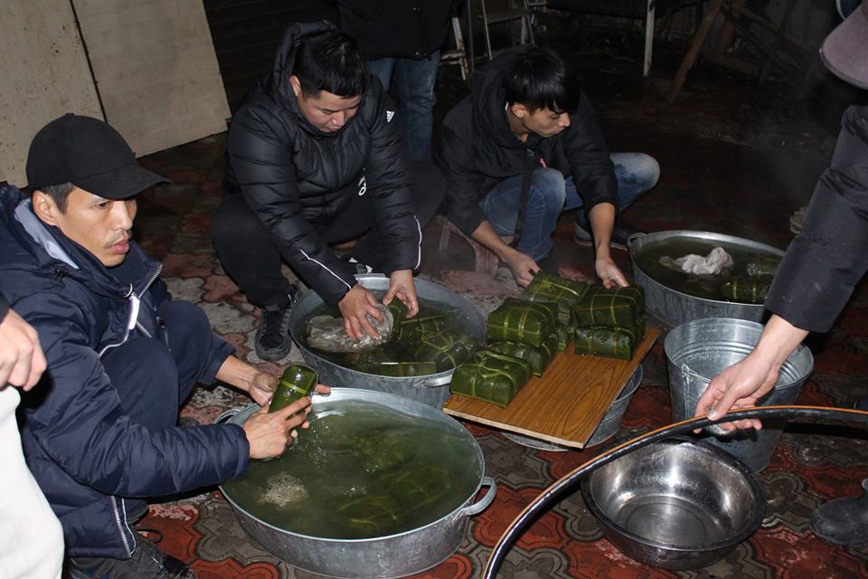 Công đoạn làm chín bánh chưng