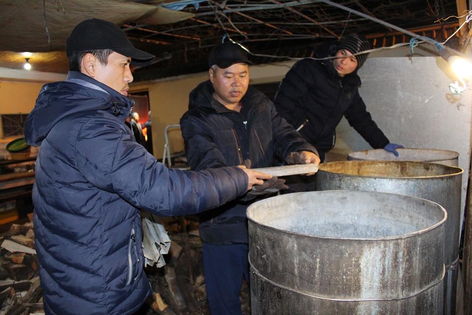 Công đoạn làm chín bánh chưng