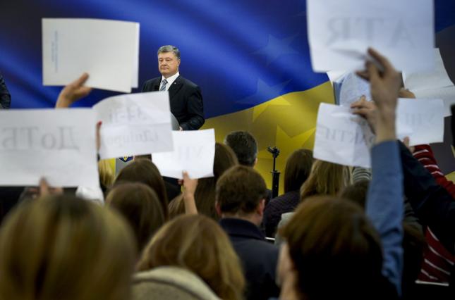 Mức tín nhiệm của Tổng thống Poroshenko tăng vọt