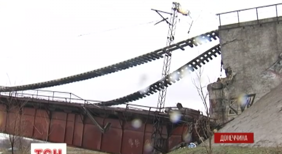 Donetsk: Cây cầu đường sắt tại vùng tạm chiếm bị đánh sập