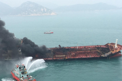Tiếp cận bên trong tàu dầu Việt Nam cháy ở Hong Kong