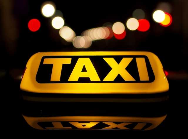 Kiev: Ba kẻ lạ mặt tấn công lái xe taxi, cướp xe