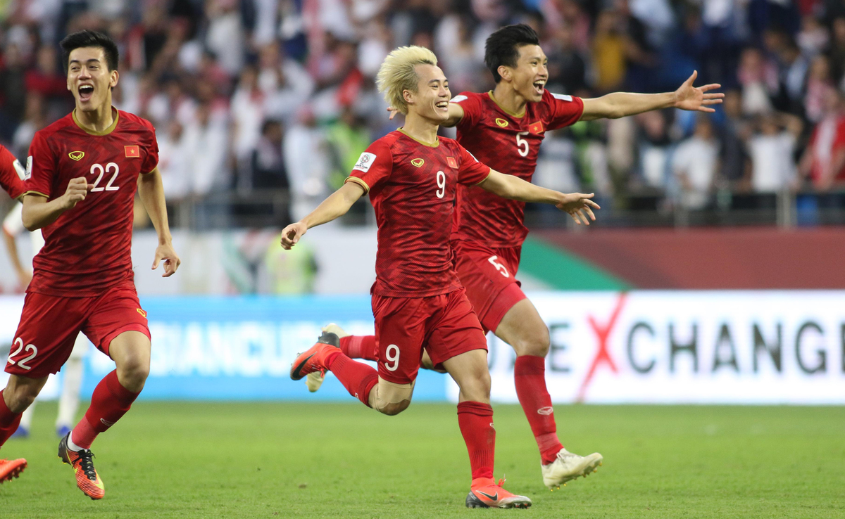 Niềm vui vỡ oà của cầu thủ Việt Nam sau khi loại Jordan