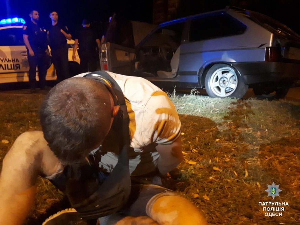 Odessa: Lái xe say rượu cùng hai đồng phạm đánh cảnh sát tuần tra