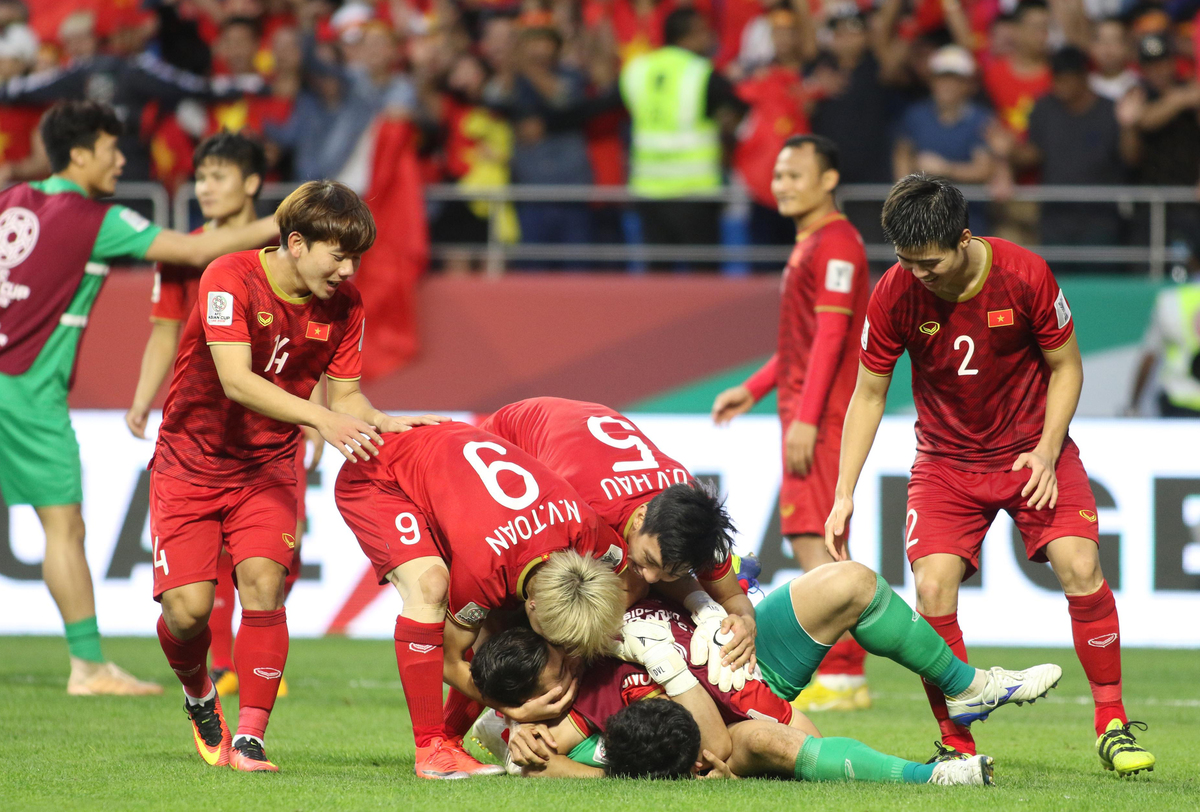 Niềm vui vỡ oà của cầu thủ Việt Nam sau khi loại Jordan