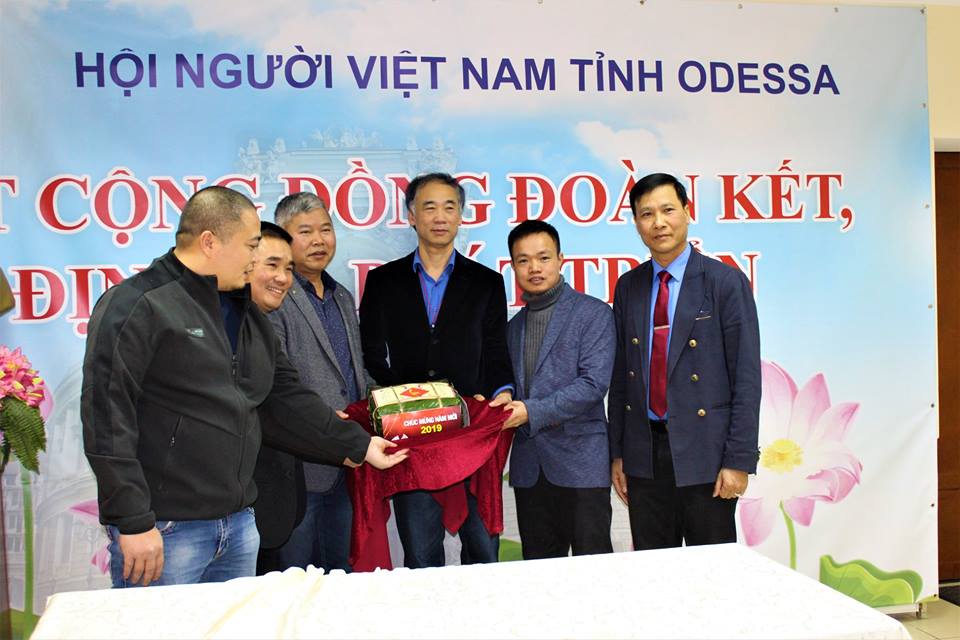 Đấu giá bánh chưng gây quỹ từ thiện và trao quà Tết của Đại sứ quán
