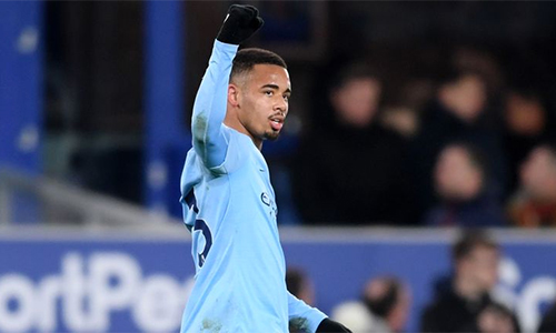 Man City lên đỉnh bảng Ngoại hạng Anh