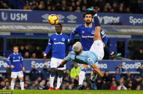 Vùi dập Everton, Man City tái chiếm ngôi đầu Ngoại hạng Anh