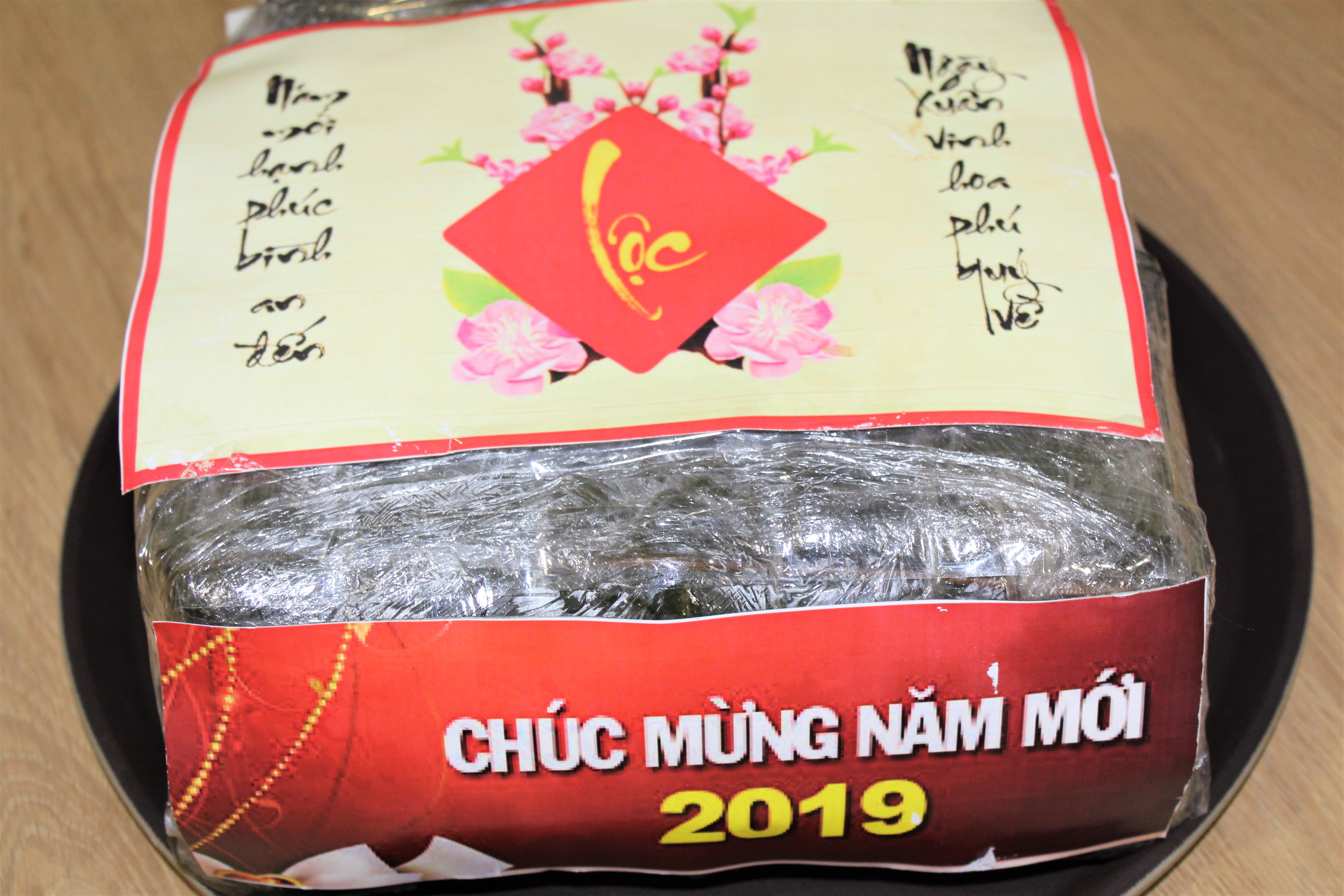 Thưởng thức chiếc bánh may mắn và tài lộc trong ngày thần tài