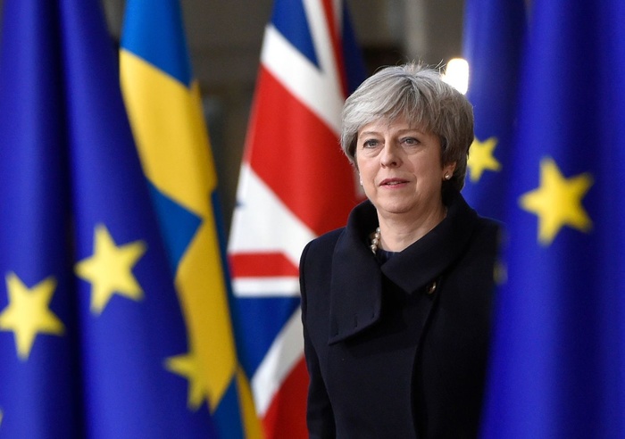 Anh: Nữ nhà báo lột đồ trên sóng truyền hình để phản đối Brexit