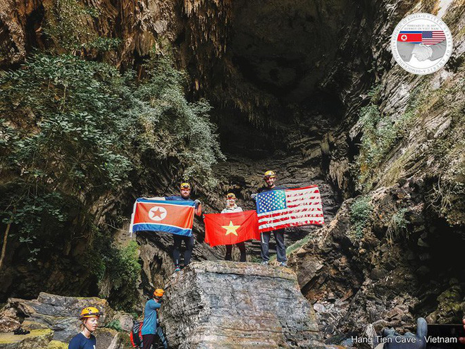 Rực rỡ quốc kỳ Việt Nam - Mỹ - Triều Tiên tại hang động lớn nhất thế giới