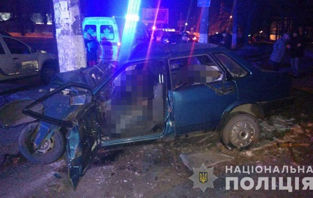 Odessa: Tai nạn giao thông, lái xe lao vào cột điện, hai người chết