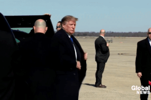 Hình ảnh Tổng thống Trump lên chuyên cơ Không lực 1 tới Hà Nội