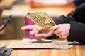 Tờ 100 USD lưu hành tràn lan, nghi ngờ liên quan đến tham nhũng toàn cầu