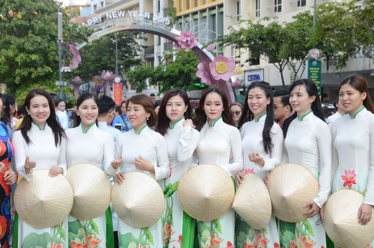 Đồng diễn áo dài, tô đẹp thành phố