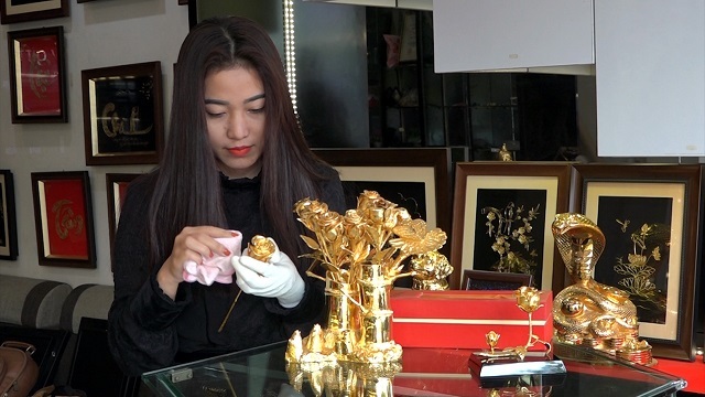 Hồng mạ vàng 5 triệu/bông: Quý ông 'chịu chơi' tặng quà 8/3