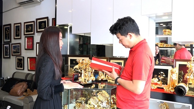 Hồng mạ vàng 5 triệu/bông: Quý ông 'chịu chơi' tặng quà 8/3