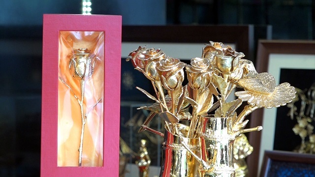 Hồng mạ vàng 5 triệu/bông: Quý ông 'chịu chơi' tặng quà 8/3