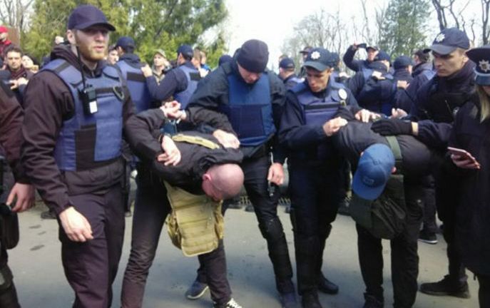 Cherkasi: “Natskorpus” ẩu đả với cảnh sát, âm mưu tiến lại gần Tổng thống Poroshenko