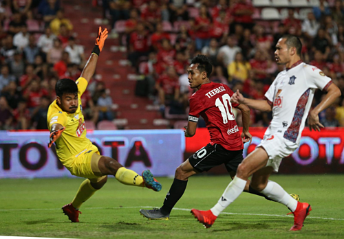 Văn Lâm giúp Muangthong thắng trận đầu ở giải Thái Lan