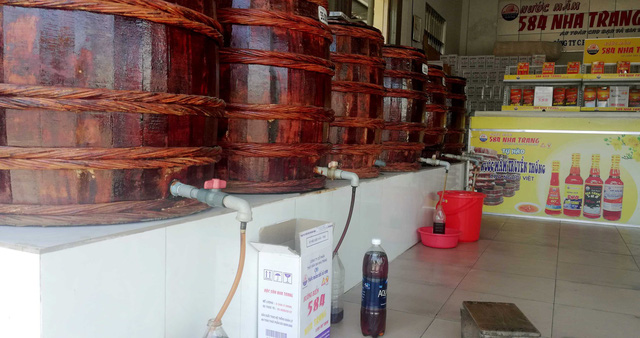 Nước mắm truyền thống đối mặt nguy cơ 'bức tử'