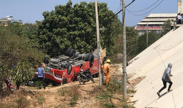 Hiện trường thảm khốc vụ xe chở du khách nước ngoài lao xuống vực ở Bình Thuận