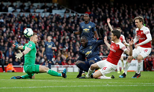 Arsenal đánh bại Man Utd