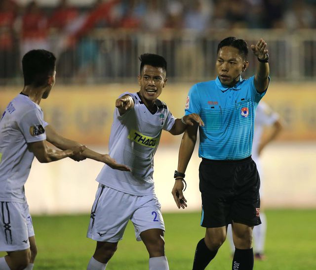 Hàng loạt trọng tài mắc sai sót, bị treo còi ở V-League