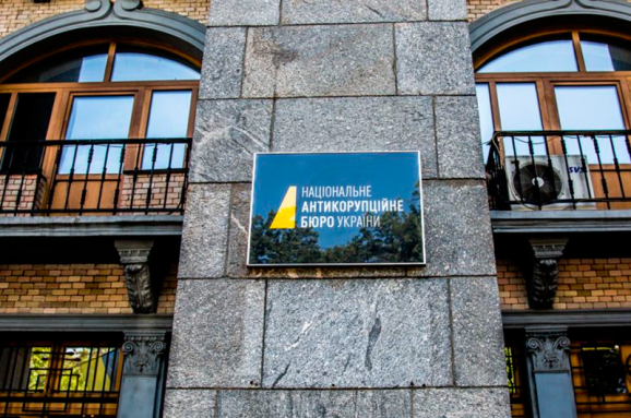 Kiev: Lối ra vào toà nhà Cục phòng chống tham nhũng Ukraine bị tưới máu động vật và bị ném trứng