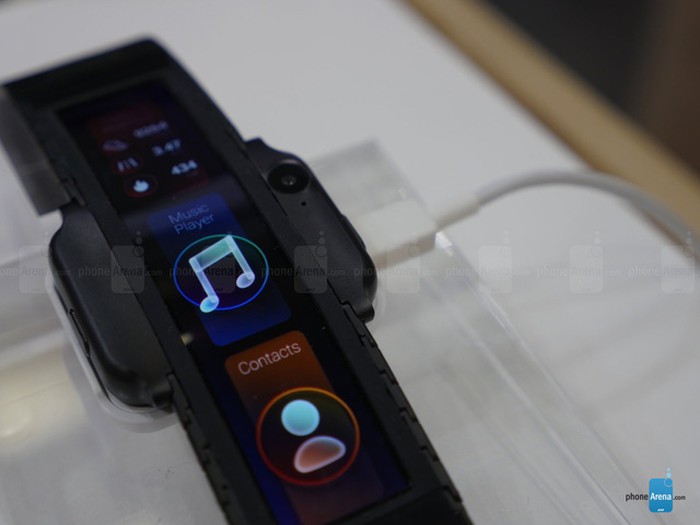 Cận cảnh chiếc smartphone màn hình cong độc đáo, có thể đeo lên tay như đồng hồ