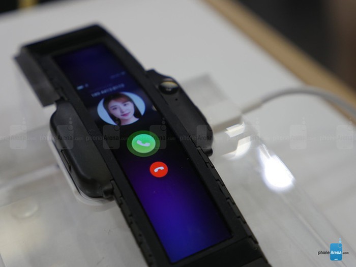 Cận cảnh chiếc smartphone màn hình cong độc đáo, có thể đeo lên tay như đồng hồ