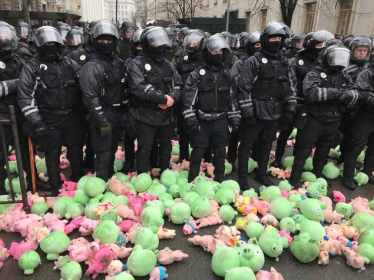 “Natskorpus” gây ẩu đả cạnh mít tinh tranh cử của Poroshenko tại Poltava